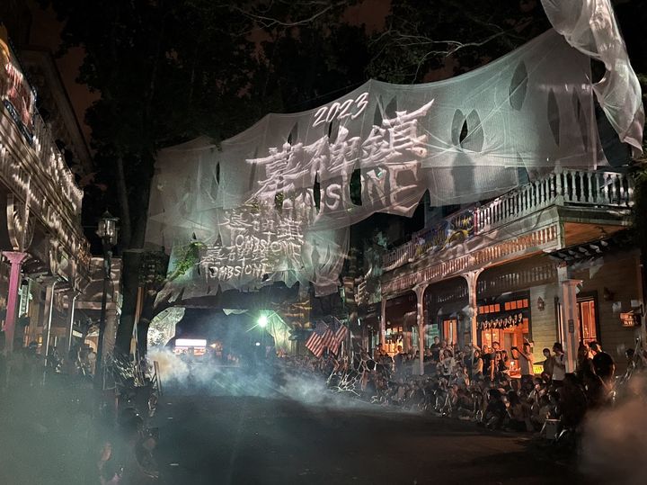 ▲六福村墓碑鎮打造好萊塢等級造景的「亡靈血之咒」喪屍大遊行相當吸睛。　圖：六福村主題遊樂園／提供