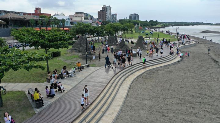 ▲沙雕展吸引眾多遊客造訪八里左岸。　圖：新北市政府水利局／提供