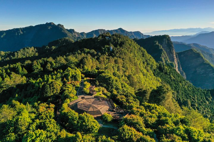 ▲阿里山國家森林遊樂區小笠原觀景平台遠眺塔山。　圖：林業保育署／提供