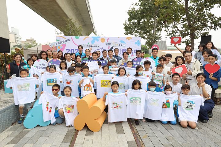 ▲2023創意台中及鐵道217活動開幕儀式大合照。　圖：台中市政府文化局／提供