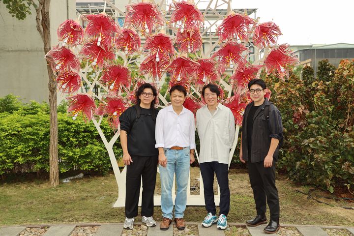 ▲台中市政府文化局副局長曾能汀（左2）邀請遊客來「通往幸福的花路」戶外裝置，感受台中幸福花園城市。　圖：台中市政府文化局／提供