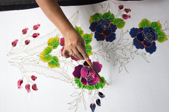 ▲峇迪為藝術和文化的結晶，在布匹上設計出精緻圖紋。　圖：shutterstock／來源