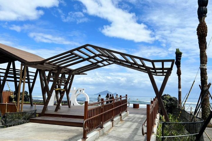 ▲大福觀海旭日平台串聯宜蘭濱海自行車道沿線景色，並採用原木作為主材料。　圖：東北角管理處／提供