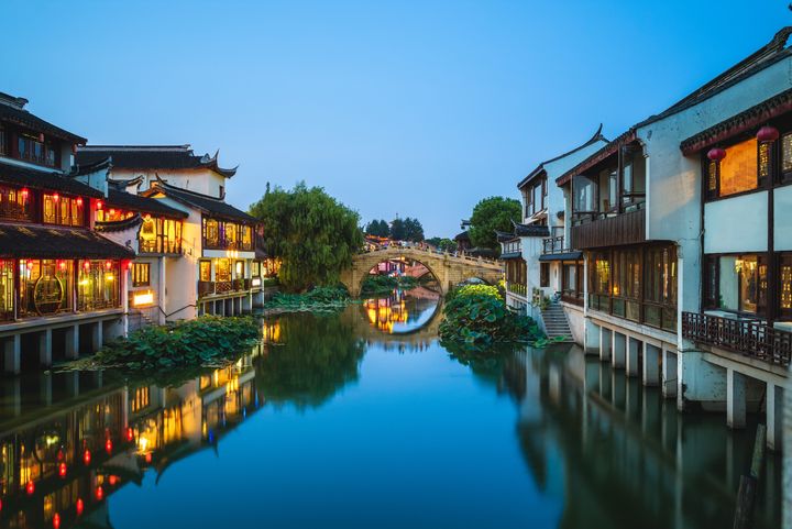 ▲親臨上海七寶古鎮，幸運的話還能見到飛行而過過的飛機。　圖：shutterstock／來源