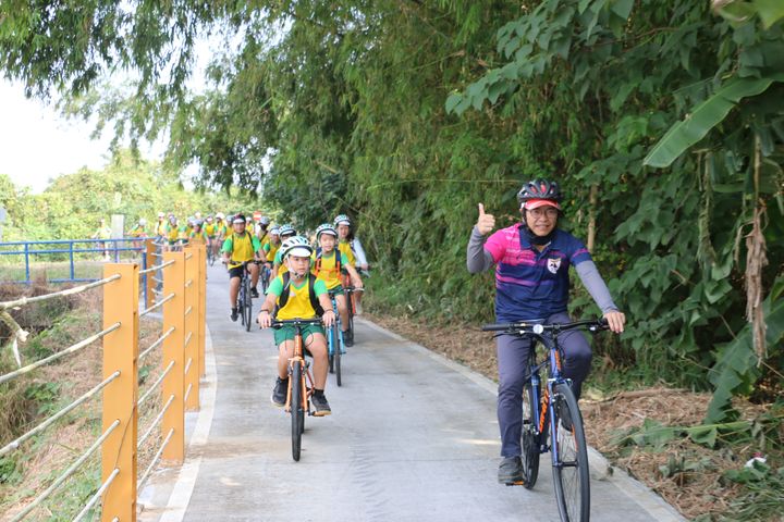 臺南市官田國小、吉貝耍國小師生一起以自行車體驗山海圳綠道風光。　圖：西拉雅國家風景區管理處／提供