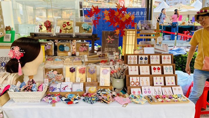 ▲新北投車站週邊熱鬧滾滾，參展商家展攤洋溢溫馨氣氛。　圖：臺北市溫泉發展協會／提供