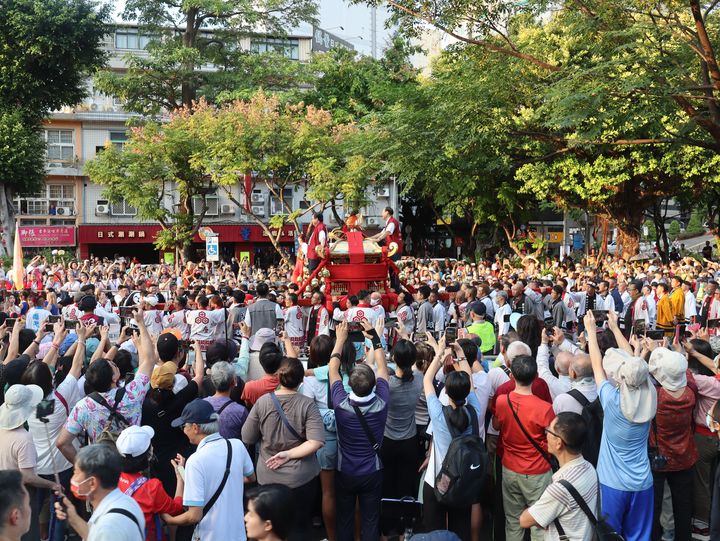 ▲2023臺北溫泉季登場，睽違四年的「日本松山市道後撞神轎祈福盛典」第四度來台，吸引大批遊客參與盛會。　圖：臺北市溫泉發展協會／提供