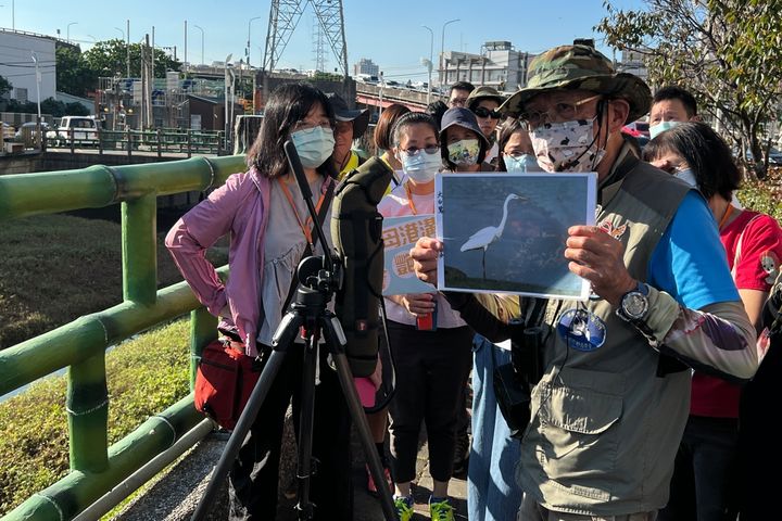 活動邀請台北市野鳥學會總幹事陳仕泓帶領民眾沿著鴨母港溝步道走讀。　圖：新北市政府水利局／提供