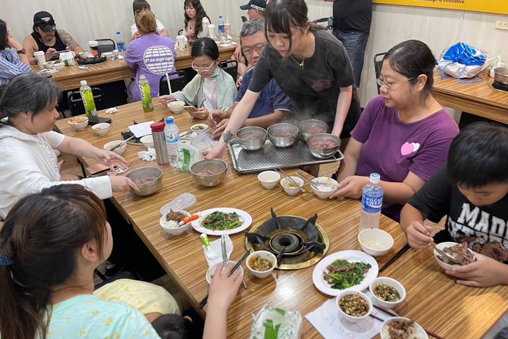 ▲饕客品嚐台南在地清燙牛肉湯。　圖：臺南市政府觀光旅遊局／提供