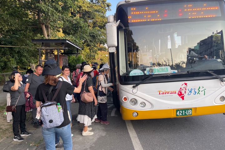 ▲遊客搭乘台灣好行暢遊台南府城。　圖：臺南市政府觀光旅遊局／提供