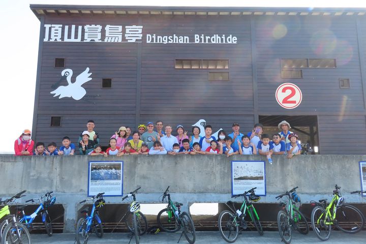 七股鹽田賞鳥亭可觀賞各式侯鳥與黑面琵鷺。　圖：雲嘉南濱海國家風景區管理處／提供
