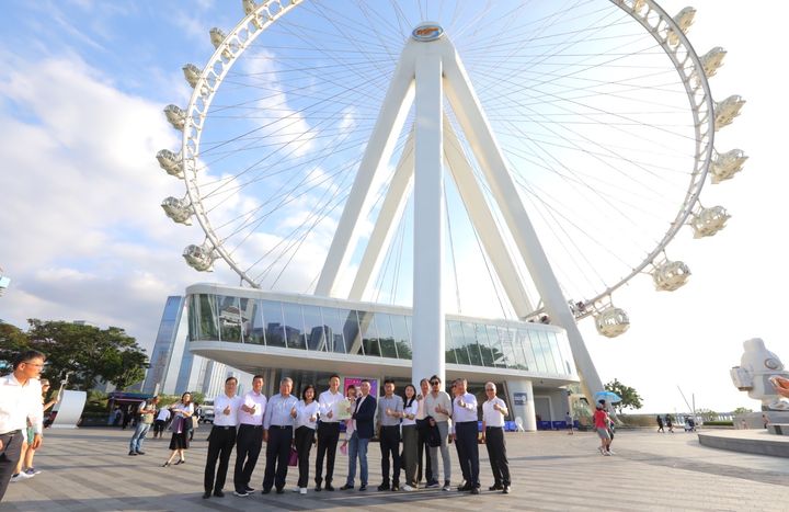 ▲參訪團隊於歡樂港灣摩天輪合影。　圖：基隆市政府／提供