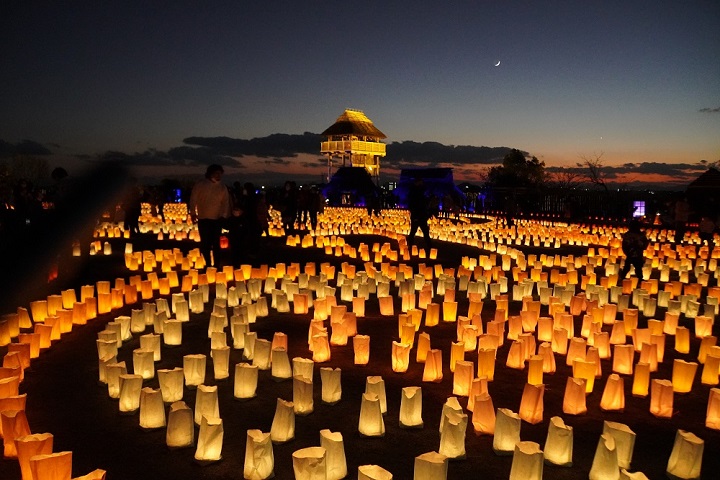 佐賀縣的彌生時代遺址「吉野里歷史公園」每年12月定期舉辦夢幻點燈活動。　圖：吉野里歷史公園／提供