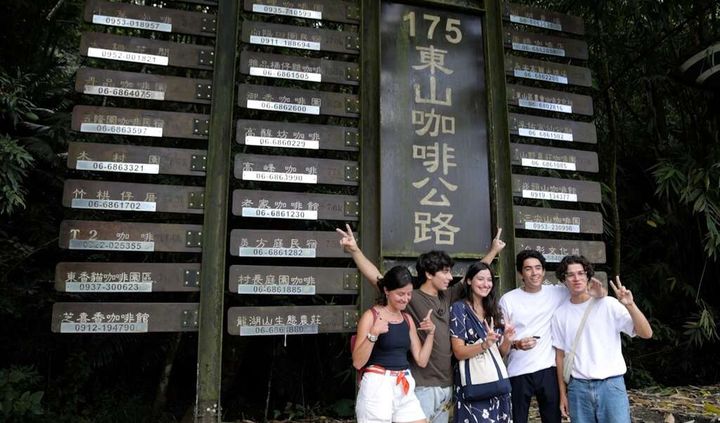 ▲網紅闈鴻日前與友人造訪台南175號東山咖啡公路。　圖：台南市政府觀光旅遊局／提供