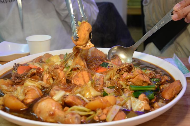▲入選美食100選的安東燉雞，是韓國知名的特色料理。　記者-謝旻蒨／攝