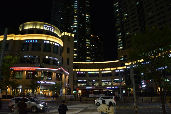 ▲集結商店、餐飲、娛樂等一站式購物場所。　記者-謝旻蒨／攝
