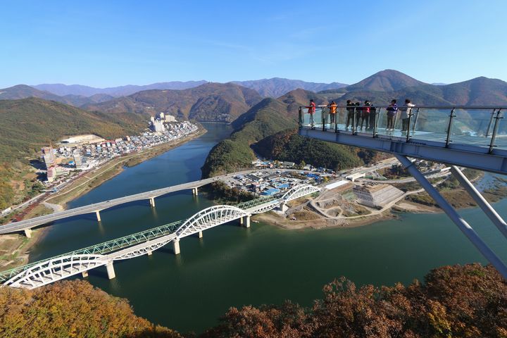 位於丹陽郡、設在80至90公尺南漢江峭壁上的滿天下 Skywalk 天空步道，享受刺激也擁有極佳視野。　圖：shutterstock／來源