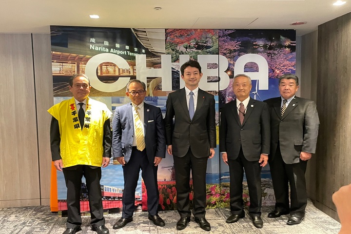 千葉縣知事熊谷俊人(左3)率領縣府團隊訪台推觀光。　圖：何昕穎/攝影
