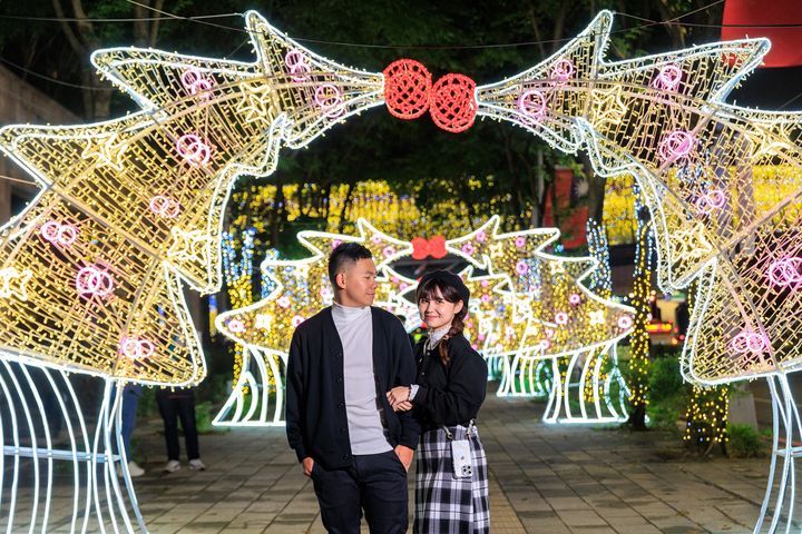 ▲「好樹成雙大道」，以耶誕樹元素成雙成對緊接著彼此的設計，營造浪漫相聚的耶誕氛圍。　圖：新北市政府觀光旅遊局／提供