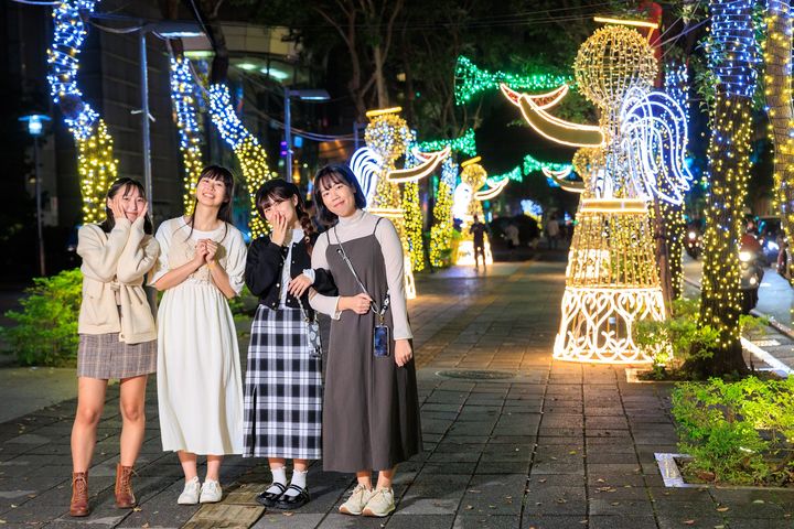 「天使祝福大道」，以傳遞節慶喜願的天使妝點街頭，歡迎與家人與朋友們一同感受耶誕美好節慶氛圍。　圖：新北市政府觀光旅遊局／提供