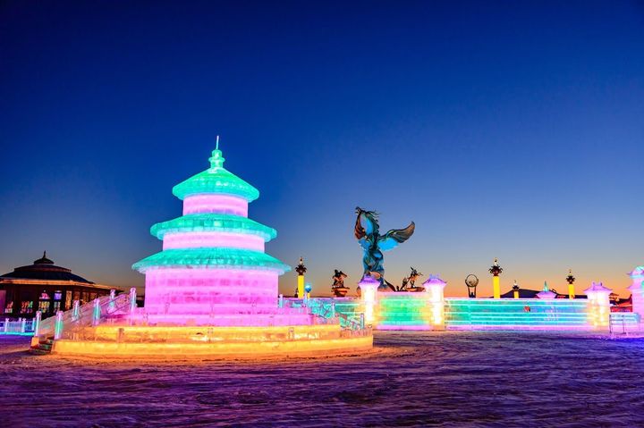 ▲馬鎮獨有的滿族文化，令許多建設都以草原駿馬做為形象。　圖：海峽兩岸旅遊交流協會／提供