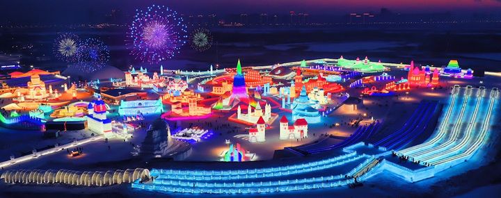 ▲500公尺超長冰滑梯是哈爾濱「冰雪大世界」最受歡迎的項目之一。　圖：海峽兩岸旅遊交流協會／提供