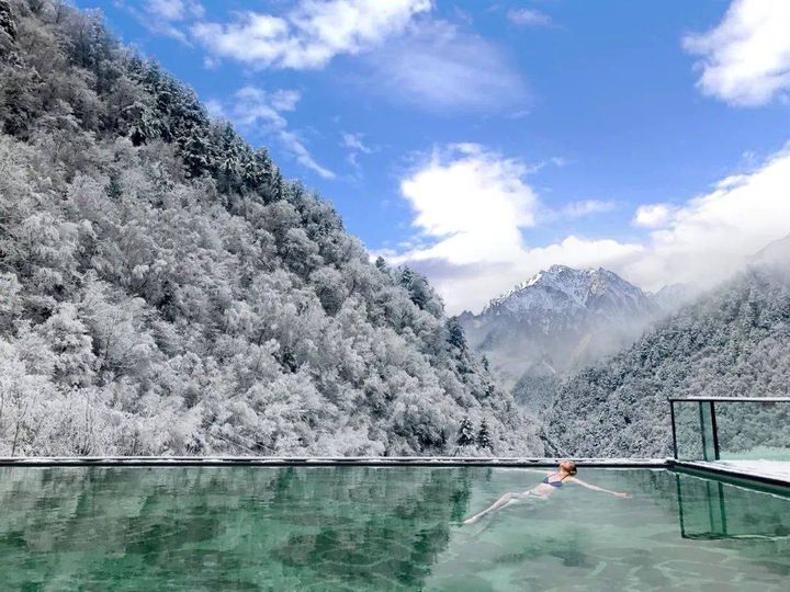 ▲古爾溝溫泉區內有精緻的酒店，可泡湯、賞山景。　圖：理縣古爾溝華美達溫泉度假酒店／提供