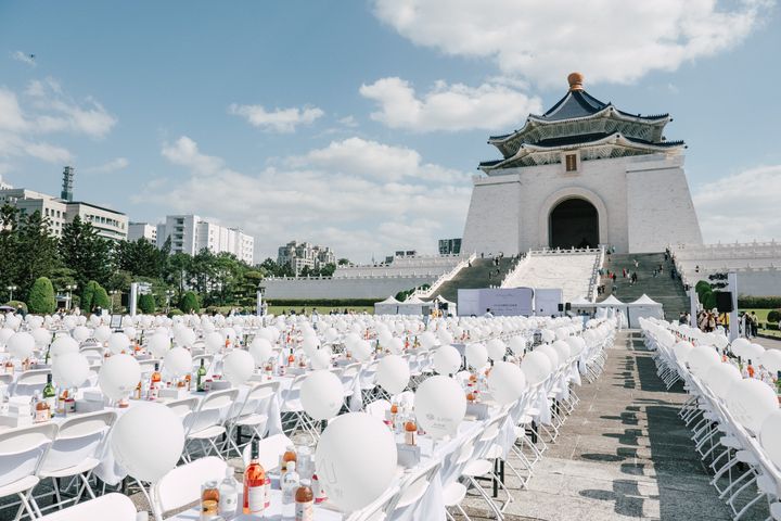 2023年是台北國際白色野餐活動取得授權的第九年，地點特別選在國際地標「國立中正紀念堂」民主大道上展開一連串活動。　圖：璐露野／提供