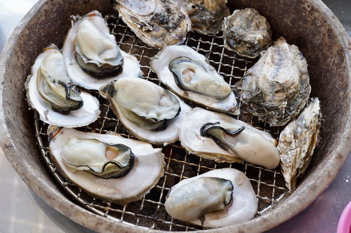 東石超人氣的美食「烤蚵」。　圖：嘉義縣文化觀光局／提供