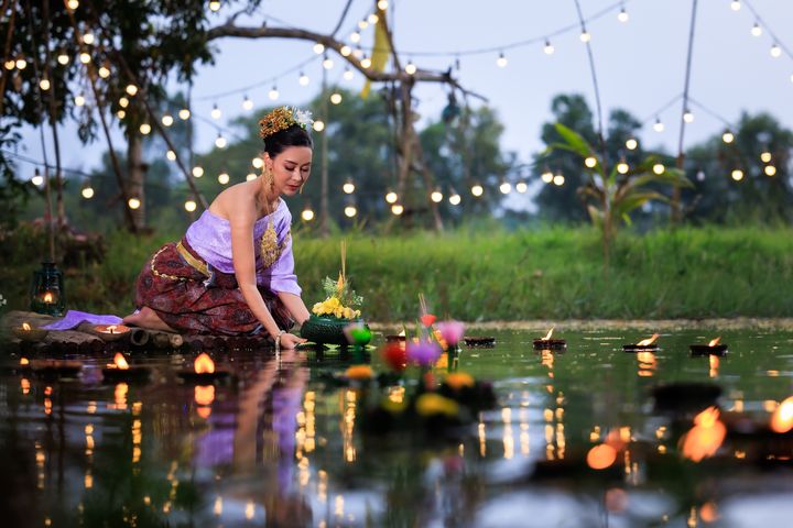 泰國冬季慶典即將展開「色彩繽紛之河流」水燈節浪漫登場