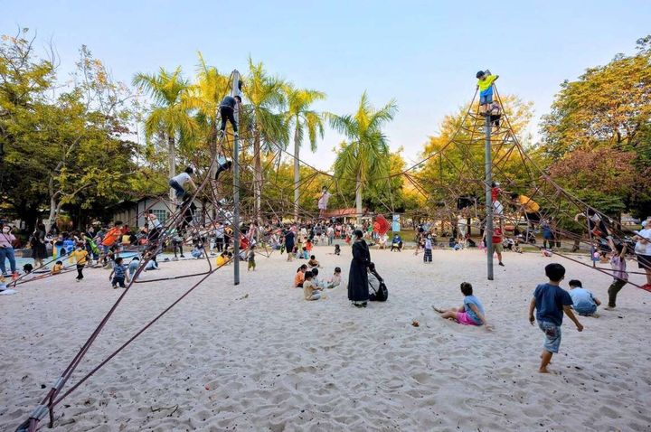 ▲蓮池潭兒童公園的大沙坑及攀爬網，每到假日吸引很多民眾遊玩。　圖：高雄市政府觀光局／提供