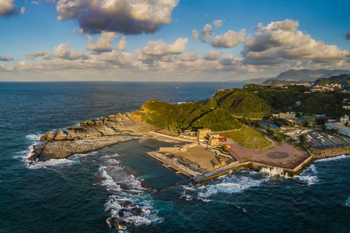 ▲和平島地質公園擁有海蝕平台、豆腐岩、海蝕溝、海蝕崖、風化窗、海蝕洞、蕈狀岩等特殊地質地景。　圖：北海岸及觀音山風景區管理處／提供