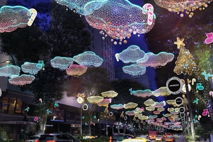 烏節聖誕大街歡今年以孩童的想像力為主題，漂浮的棉花糖雲朵彩燈相當夢幻。　圖：Orchard Road Business Association／來源