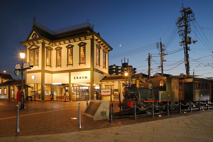 ▲道後溫泉站前留置線展示少爺列車。　圖：松山市／提供