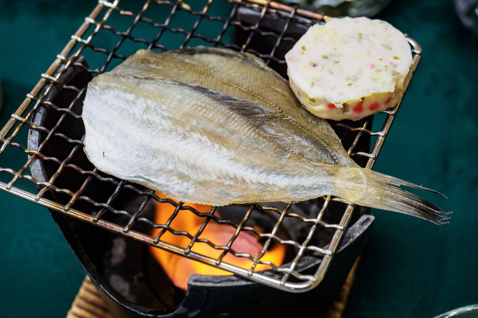 ▲早餐以日本傳統方式以小爐慢火烘烤魚肉。　圖：日本旅行情報局／提供