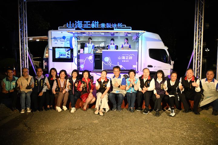 ▲吉安農會行動餐車除了販賣自製的冰品外，也推出手沖咖啡、甜點、蛋糕。　圖：花蓮縣政府／提供
