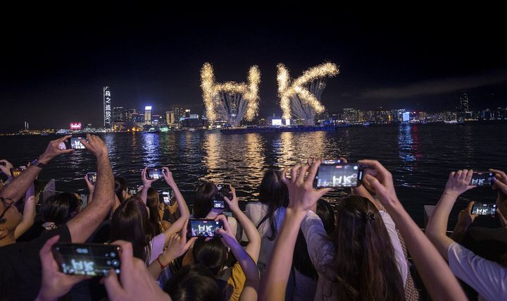 ▲首度登場全新「冬日維港水上煙火」將在維港上空綻放，除了聖誕限定煙火圖案，還有「HK」字樣煙火。　圖：香港旅遊發展局／提供