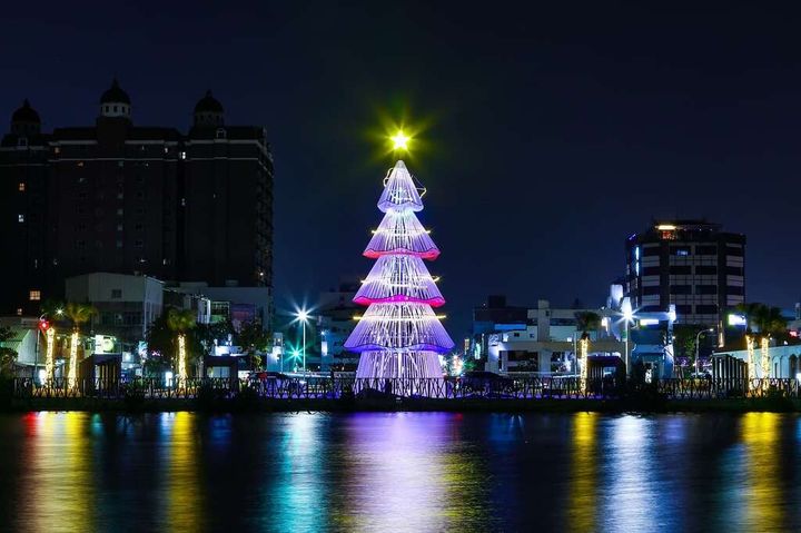 ▲今年台南市以2棵聖誕樹打造節慶氛圍，其中一座為河樂廣場廣八廣場主燈。　圖：台南市政府觀光旅遊局／提供