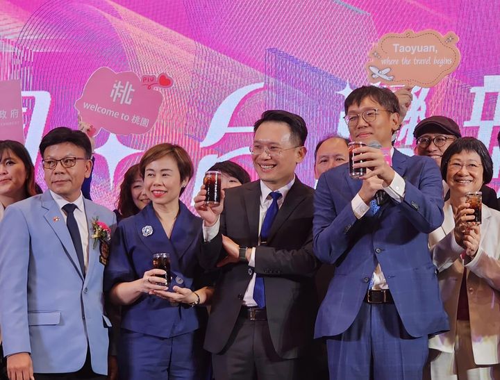 ▲（左起）泰國台灣台商聯合總會長陳漢川、曼谷市副市長 Tavida Kamolvej、桃園市副市長蘇俊賓、桃園市觀光旅遊局局長周柏吟、駐泰國台北經濟文化辦事處副代表薛秀媚，與桃園業者於晚宴活動舞台共同歡迎泰國產、官、媒體與僑界代表蒞臨桃園觀光推廣活動。　圖：桃園市政府觀光旅遊局／提供