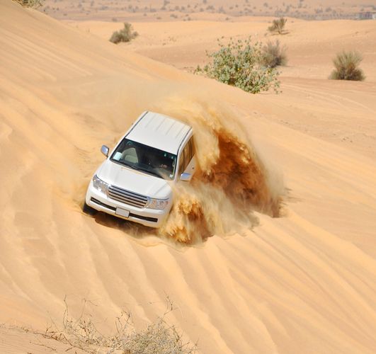 ▲杜拜體驗四輪驅動車隊衝沙。 圖：Shutterstock／來源