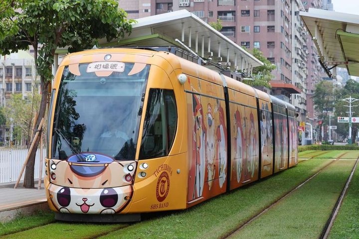 ▲期間限定輕軌彩繪列車柑橘號，搭配蜜柑站長和橘色惡魔主視覺。　圖：高雄市政府觀光局／提供