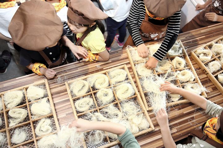 ▲桃竹苗．琥珀人文甘味饗3日安排新竹米粉DIY。 圖：太平洋旅行社／提供