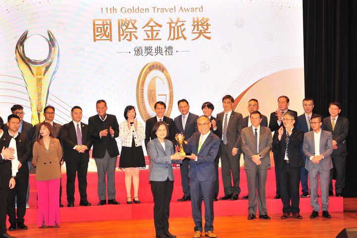 總統蔡英文親臨頒獎現場，品保協會理事長張永成（前排右）特別致贈國際金旅獎獎盃。　圖：中華民國旅行業品質保障協會／提供