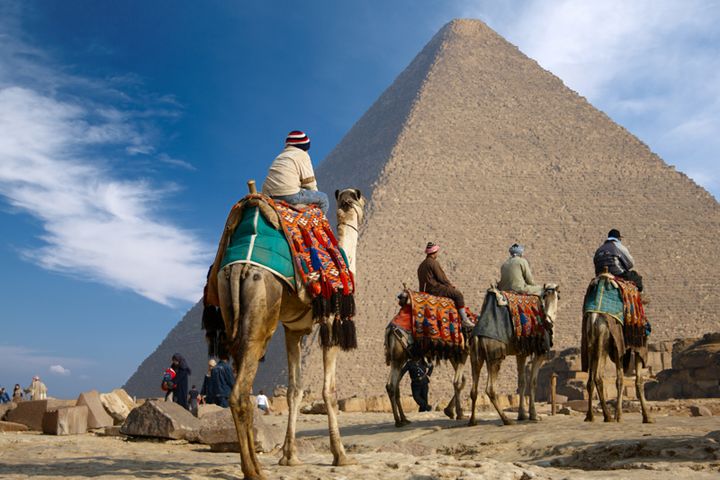 ▲金字塔探秘與騎駱駝體驗，是埃及旅遊必做體驗之一。　圖：鳳凰旅遊／提供