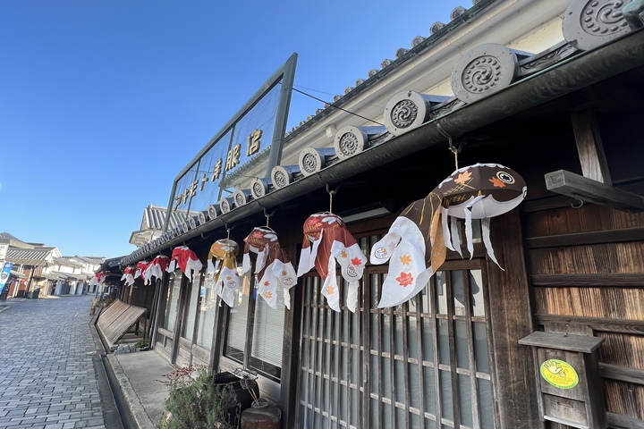 柳井白壁老街街道點綴上各色金魚燈籠格外顯眼。　圖：向日遊顧問有限公司／提供