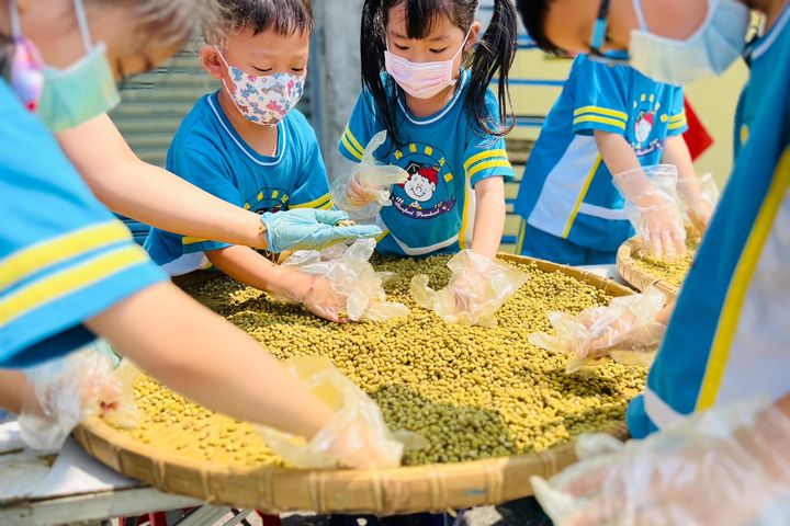 ▲志斌豆瓣醬－小小醬人親子體驗。　圖：茂林國家風景區管理處／提供