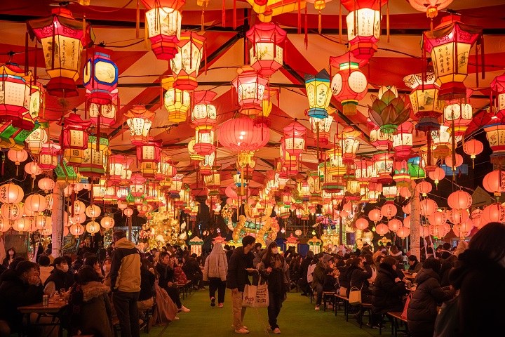 長崎燈會期間，市內各地掛起燈籠格外喜氣。　圖：長崎縣觀光連盟／提供