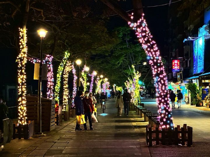 ▲7萬顆LED燈泡點綴於行道樹上，宛如一顆顆檸檬黃、玫瑰金和香檳金色的糖果。　圖：新北市政府水利局／提供