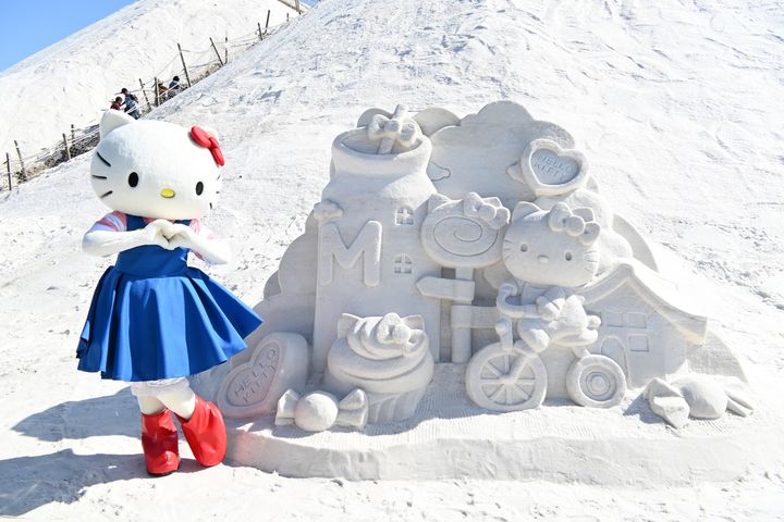 ▲Hello Kitty 與鹽雕作品。　圖：雲嘉南濱海國家風景區管理處／提供
