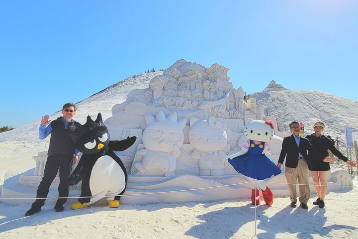 ▲Hello Kitty、酷企鵝與可愛鹽雕作品合影。　圖：雲嘉南濱海國家風景區管理處／提供